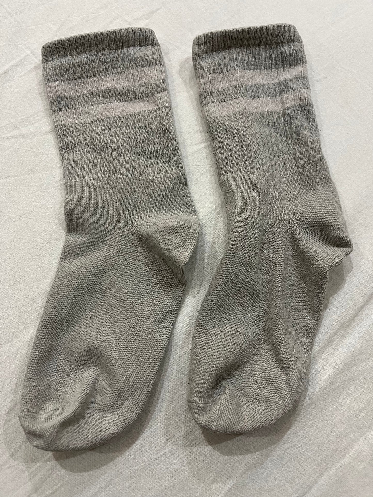 Grey crew basic socks with white stripes