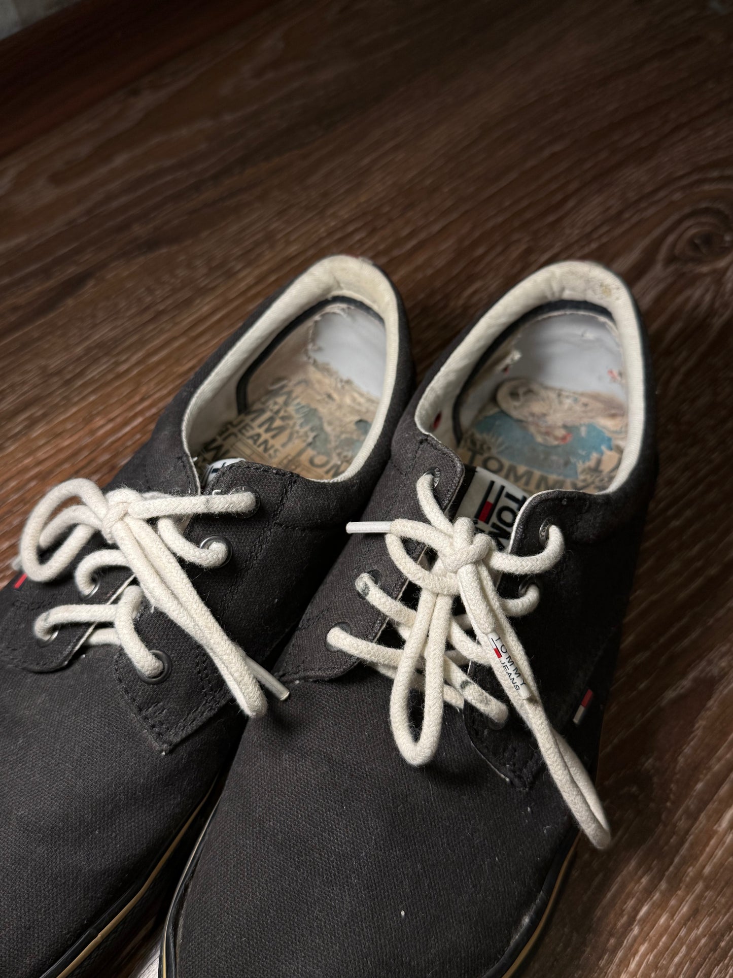 Black Tommy Hilfiger trainers